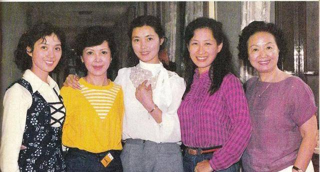 郎平在一起龚雪和女排名将周晓兰龚雪,苏小明,杨华,娜仁花53年的雪姨