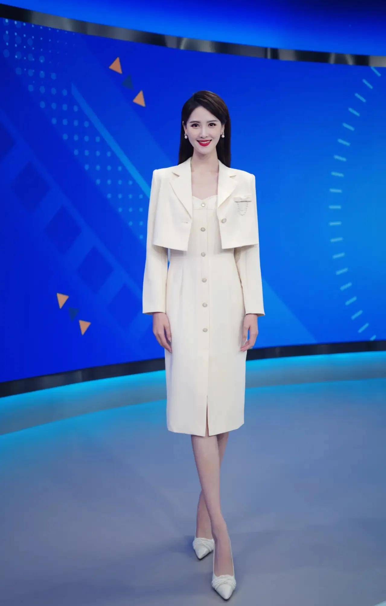 跟央视美女李丹一起入坑刘慈欣的三体,一起流浪地球!_图片_电影_身材