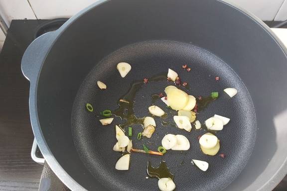 一道家常炖菜，红烧排骨炖土豆，家里人抢着吃(图5)