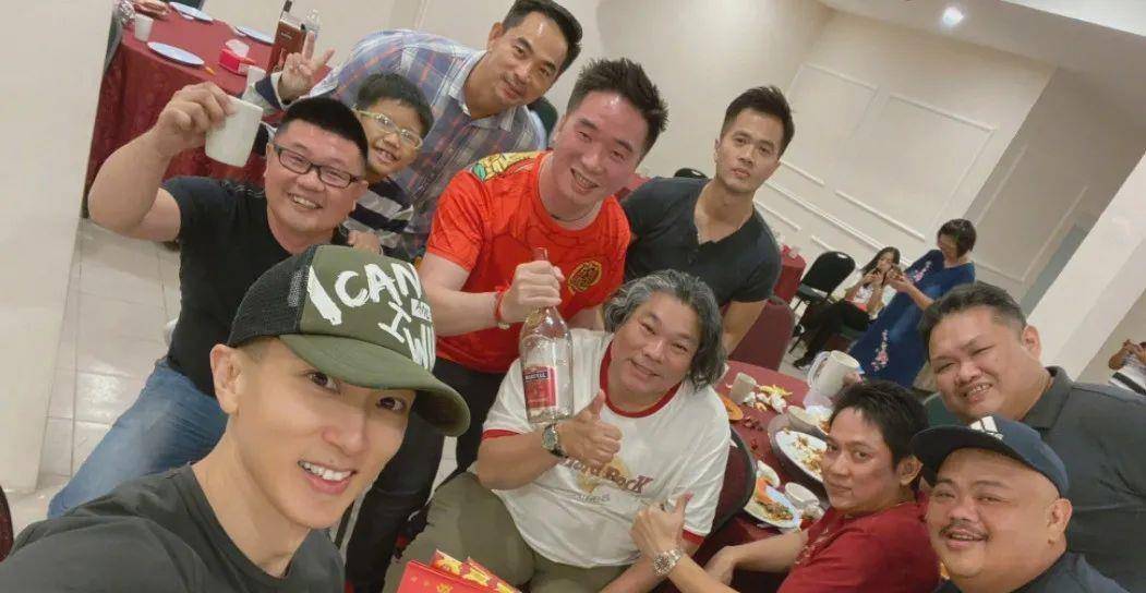 42岁吴尊和同学合照像两代人!揭开成年人同学聚会背后残酷的真相