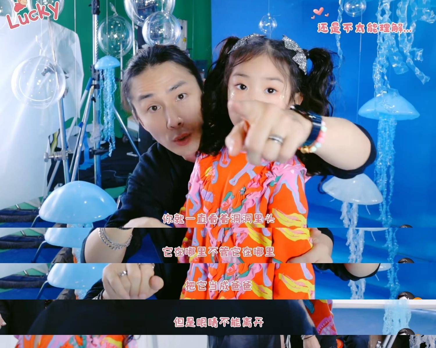 李承铉戚薇教lucky 跳波妞舞,全程都被表情抢镜,真是老天爷赏饭吃