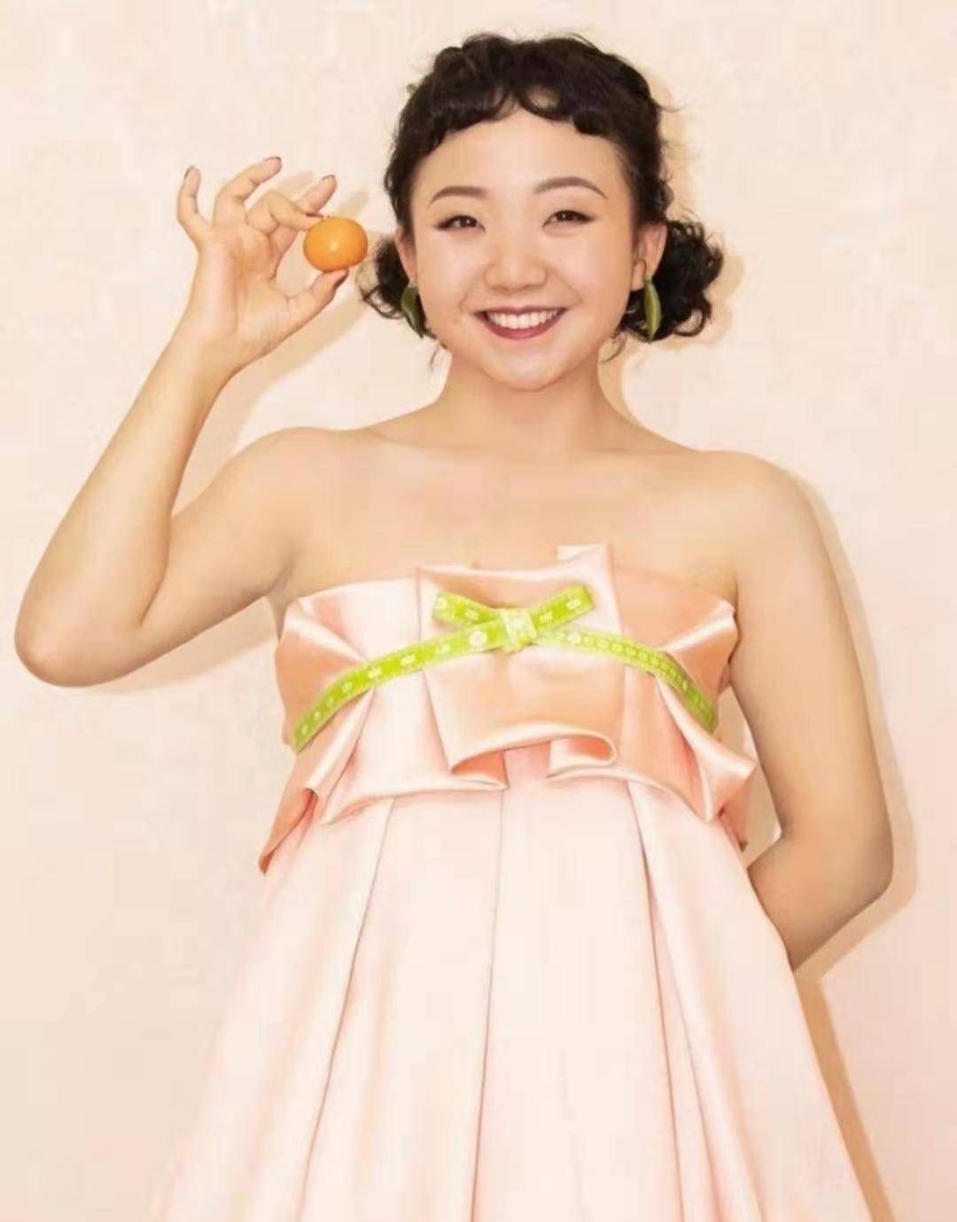 "肉感"身材的辣目洋子真俏皮,穿花苞娃娃裙甜美可爱,美哭了_气质_少女