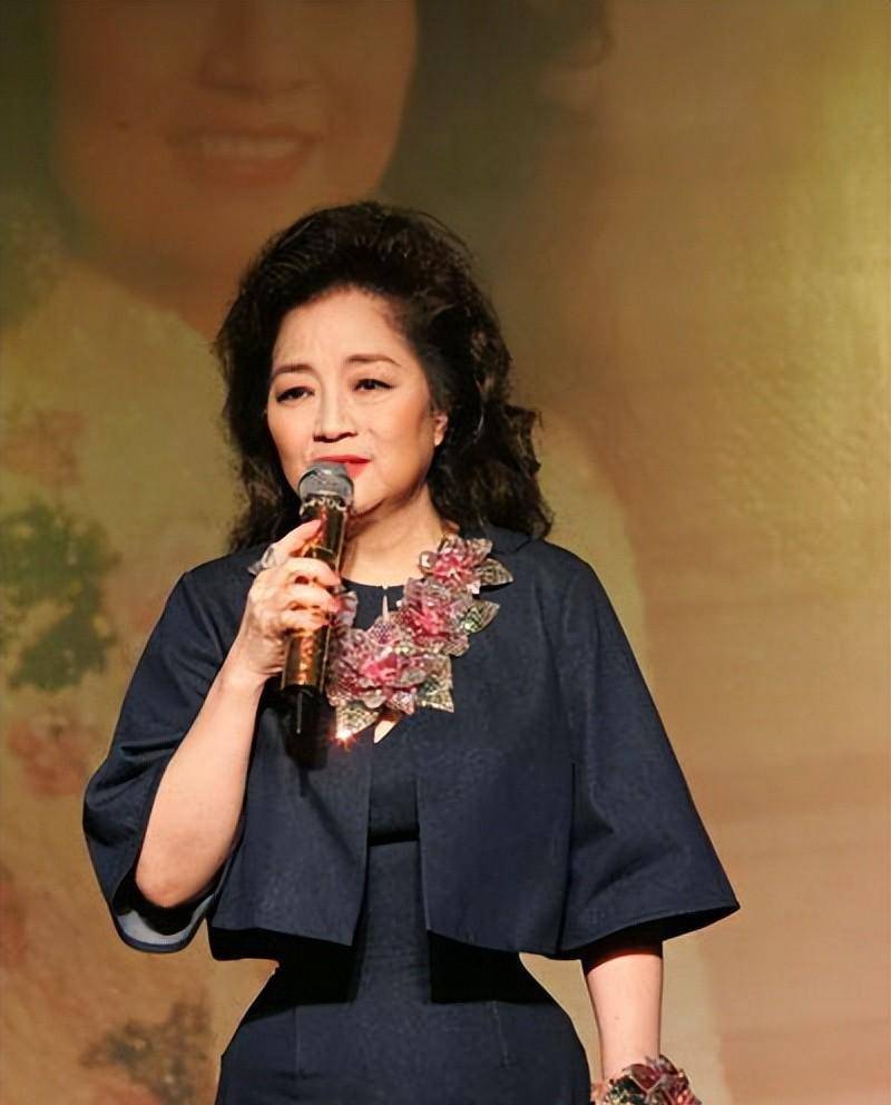 75岁徐小凤近况,现身街头,就是普通老太婆,但气质就是不同凡响_香港