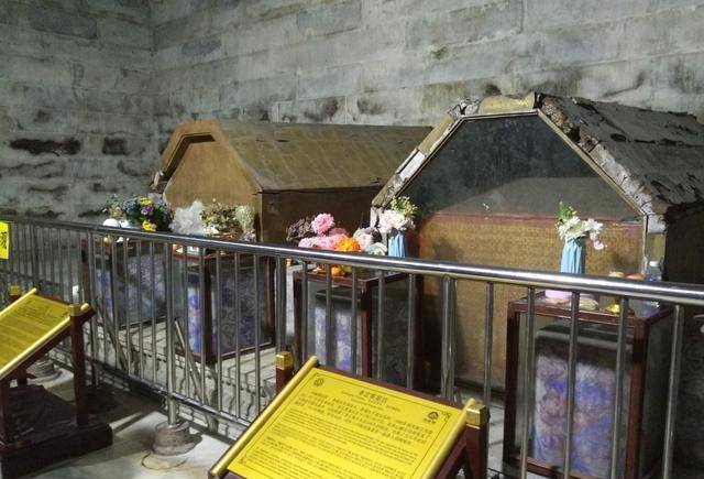 隆裕太后与瑾妃分住在左右配殿陪灵