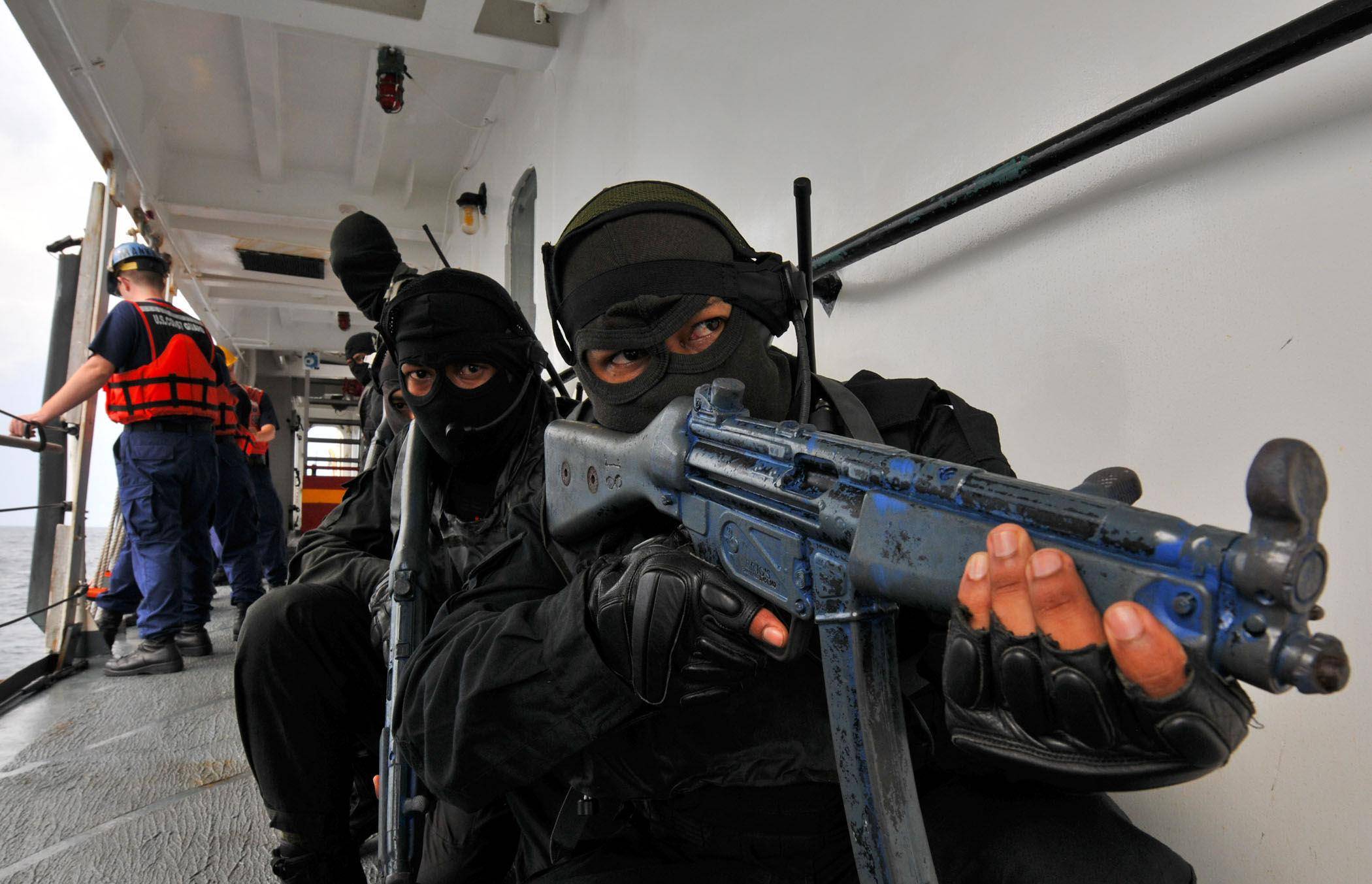 人质赶快"投降",我们已将你们包围:俄罗斯的反恐部队的简单粗暴_车臣