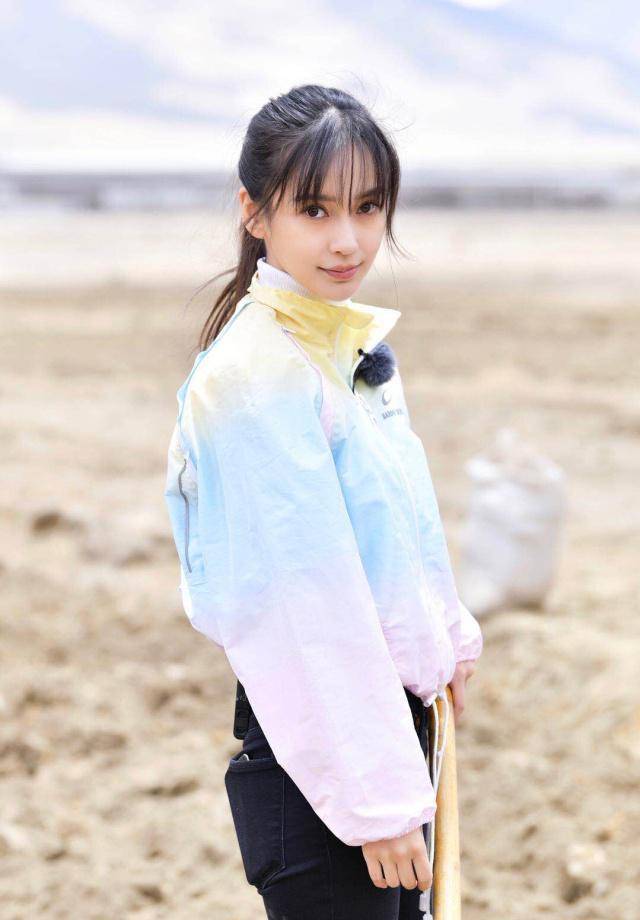 杨颖下田干活,马尾搭空气刘海少女减龄,1万3彩虹外套成闪亮焦点_baby