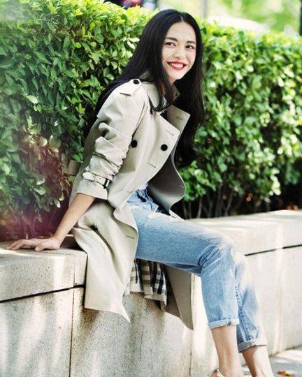 女明星风衣穿搭很洋气,驼色风衣成时尚主流_穿着_感觉_黑色