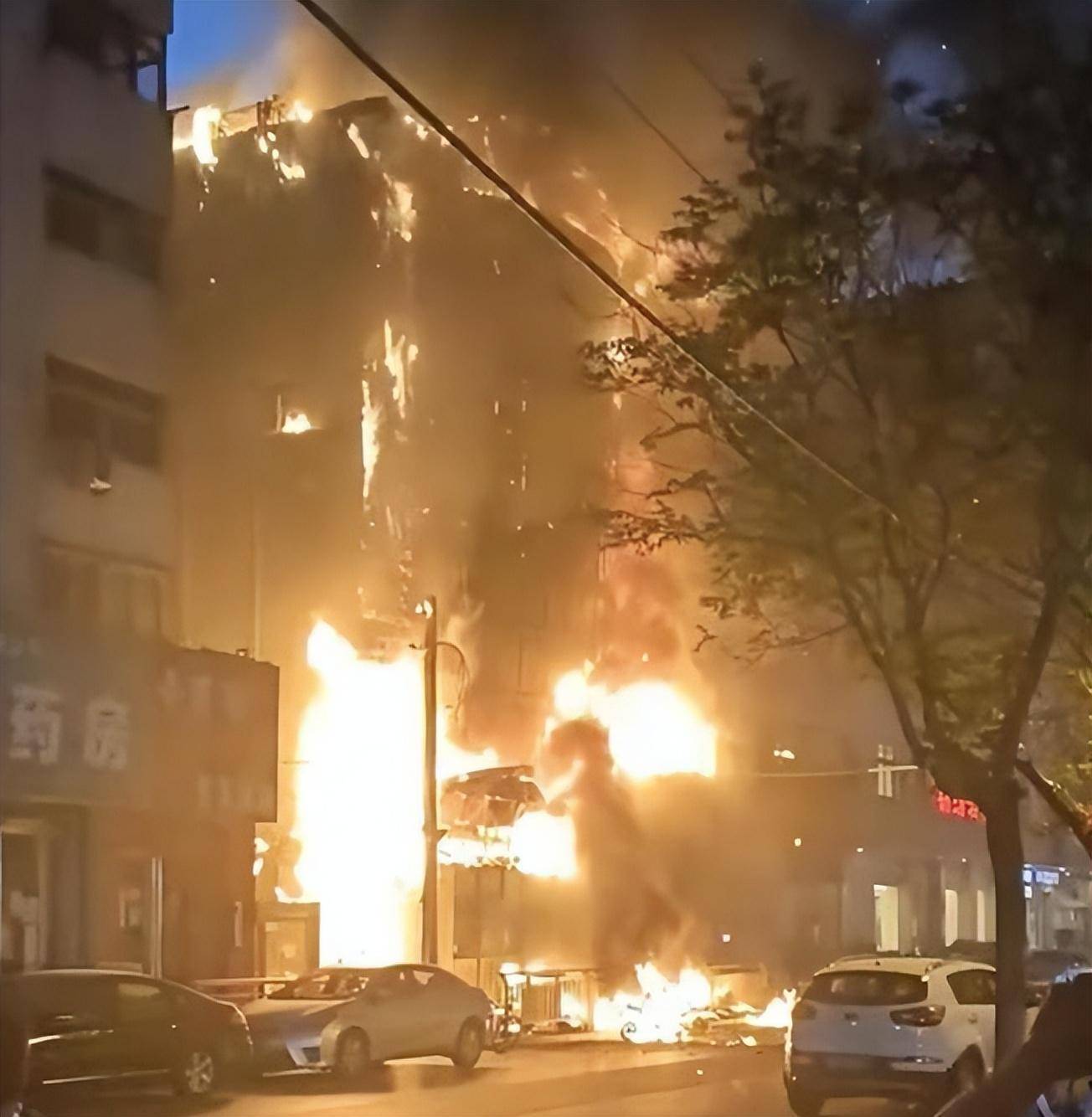 楼方舟资讯:苏州市相城区一家宾馆发生火灾 ,事故已造成6死28伤.