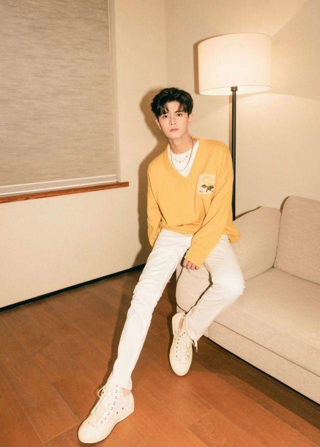 任嘉伦穿黄色针织衫好显白,搭配白色休闲裤,阳光可爱又帅气_哥哥_层次