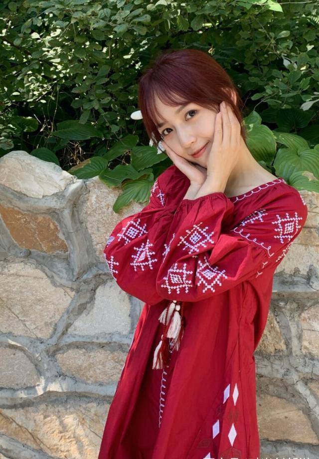 回眸妹妹鹿依秦牛正威一袭红色装束,清纯可爱娇美典雅时尚靓丽_艺名