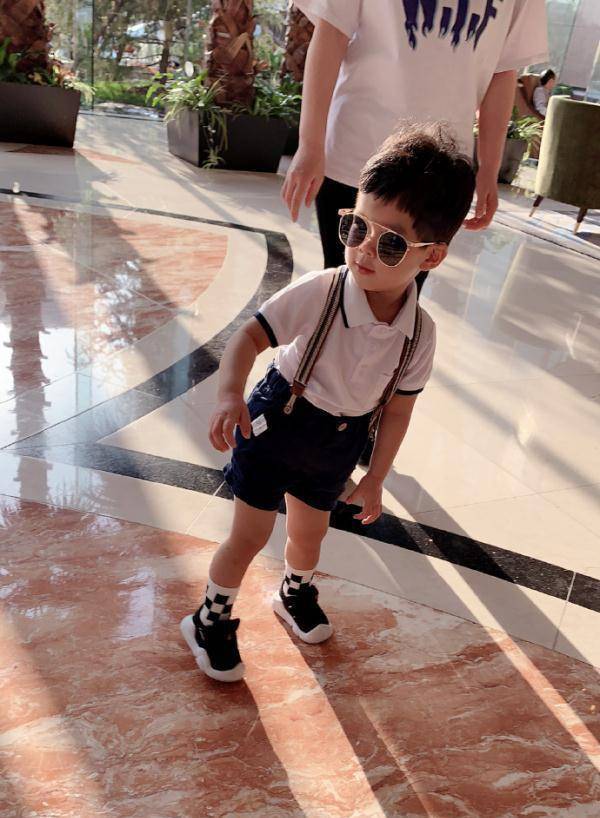 最近黄圣依又高调秀了小儿子杨安麟,安麟相比哥哥长得更像妈妈,一双大