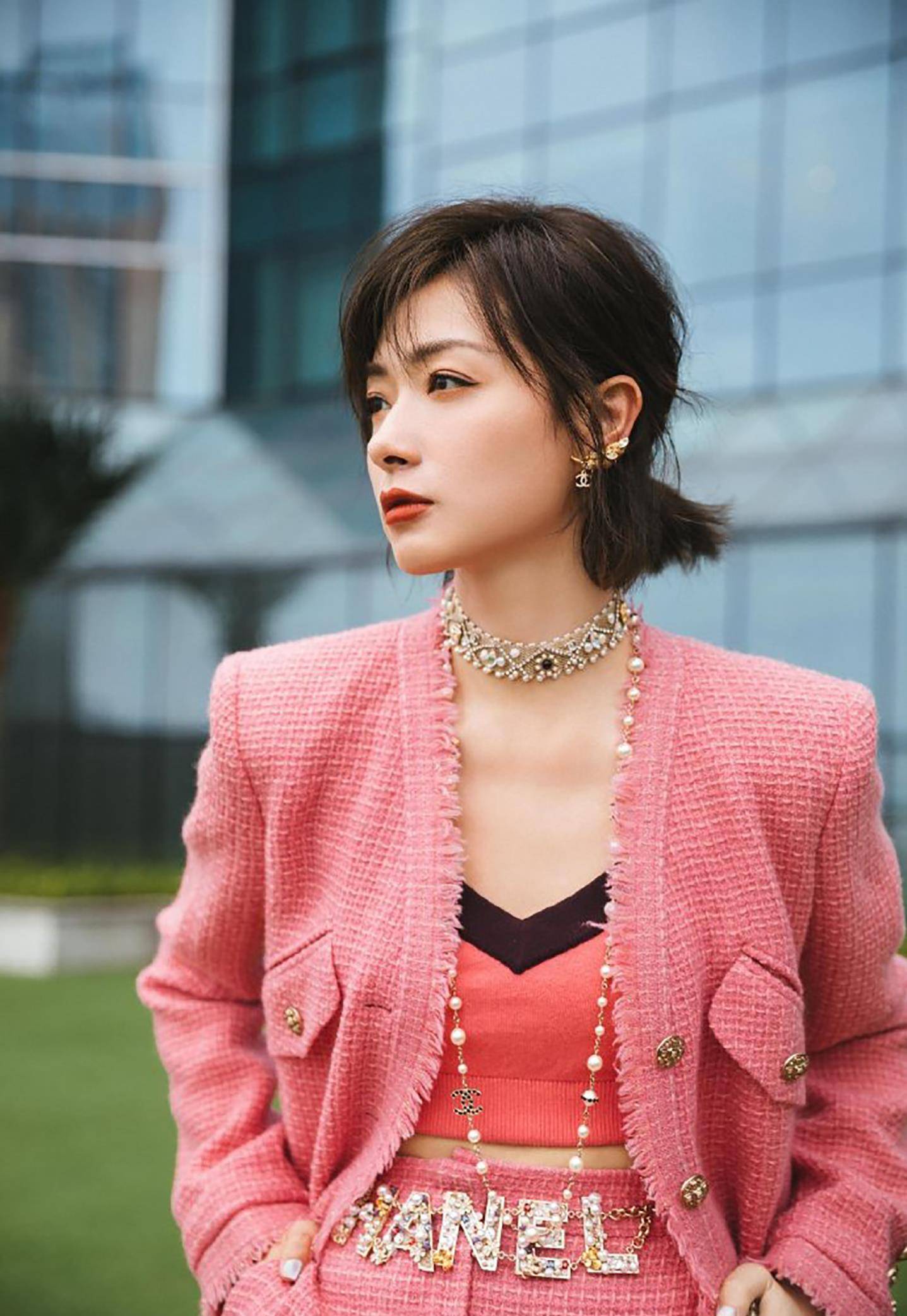 万茜的"野心"全写在脸上,穿礼裙撞衫佟丽娅被碾压,真是输惨了_西装