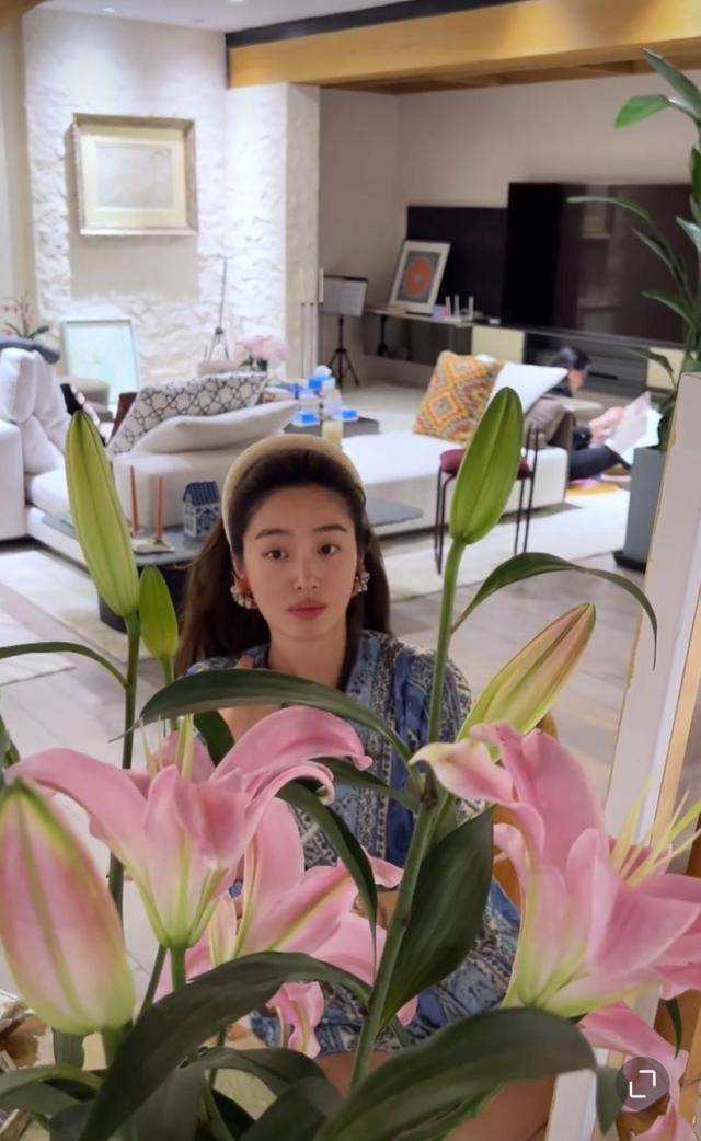 杨采钰晒合照为妈妈庆生,和妈妈长得好像,母女同框像是姐妹花_刘亦菲