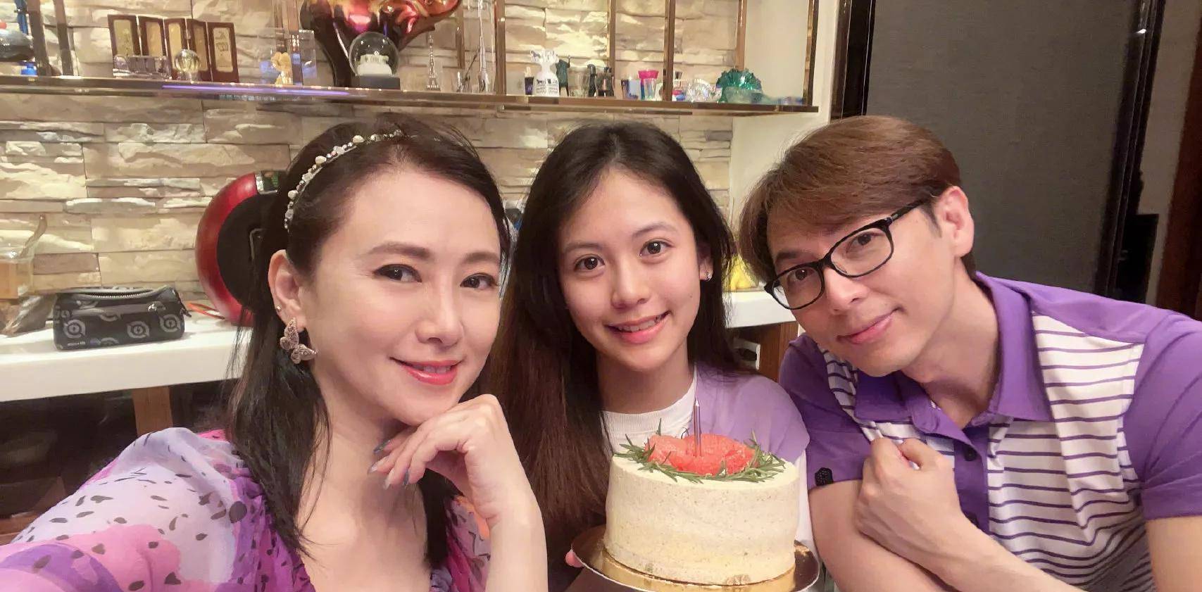 翁虹晒一家三口合照,比小3岁老公年轻,15岁女儿打扮成熟引热议_照片