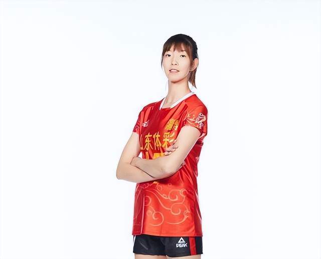 女排26岁1米94副攻结婚,曾获郎平指点冲奥运,丈夫比她高