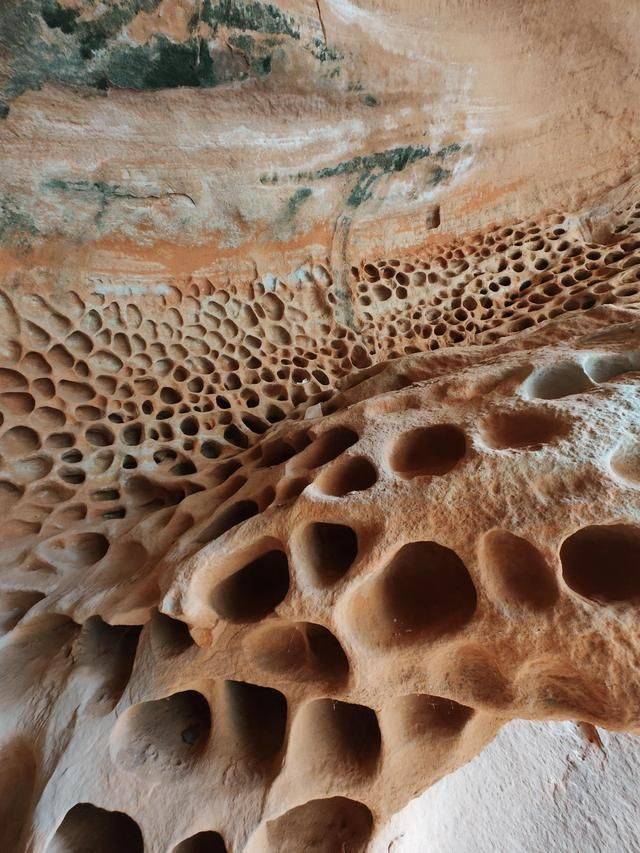 这些蜂窝状石头,竟然都是这么形成的_景区_自然_地貌