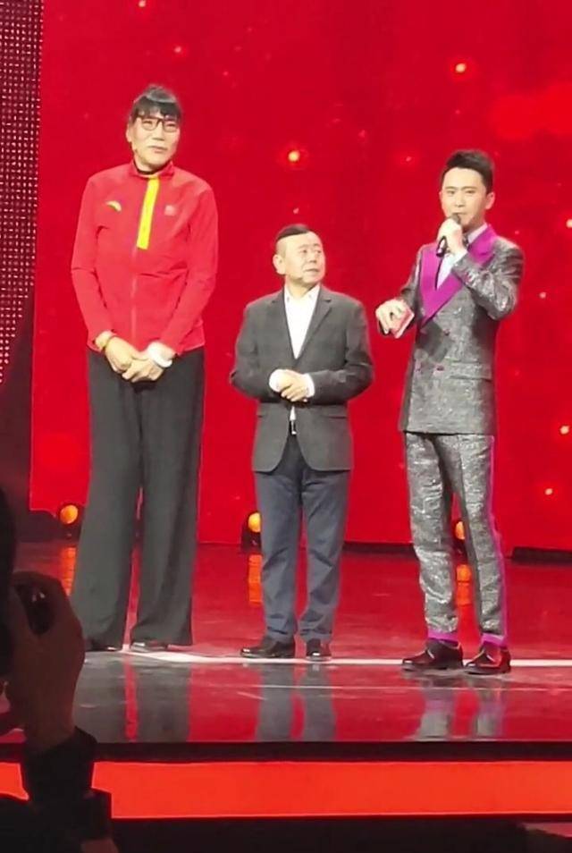 郑海霞热情拥抱潘长江,两人身高差太萌了!