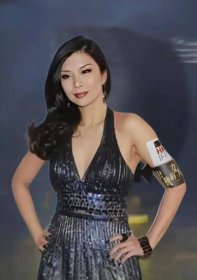 吴家丽不愧是"性感女神" 深v吊带凹凸饱满 身形丰满气质妩媚