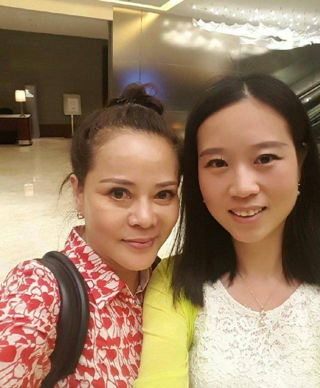 邓丽芳_黑色_沧桑感