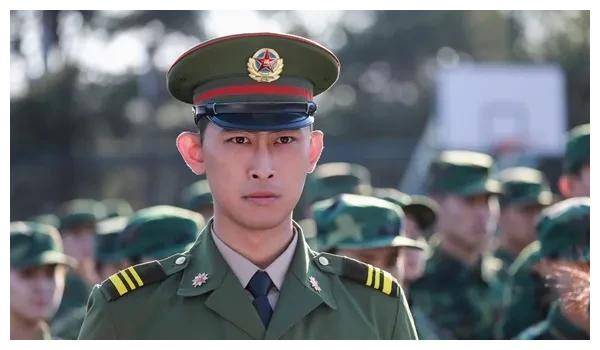 87式士兵的制服,帽子,军衔都没有问题,但为什么士兵要打87式军官领带?