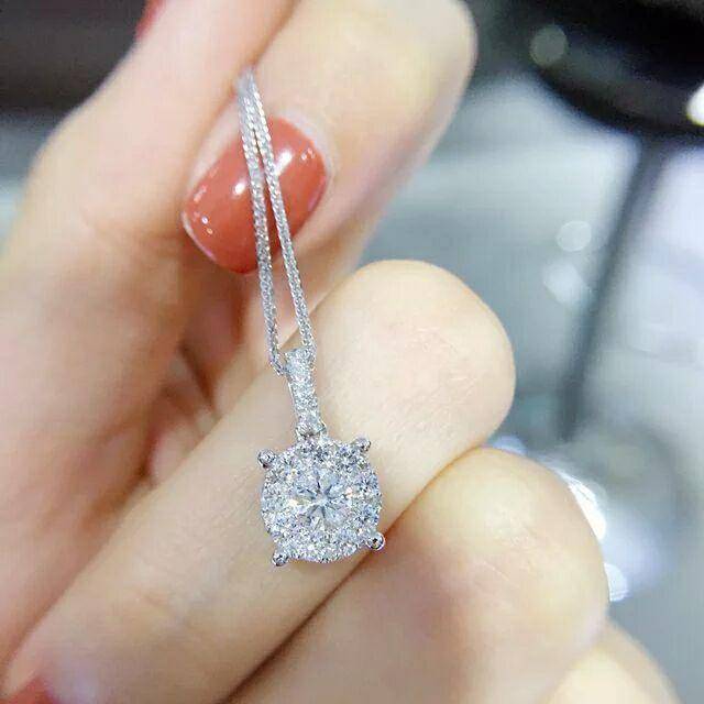 小学女生情人节获赠2万元项链,钻石铂金比不上真情,应该鼓励?