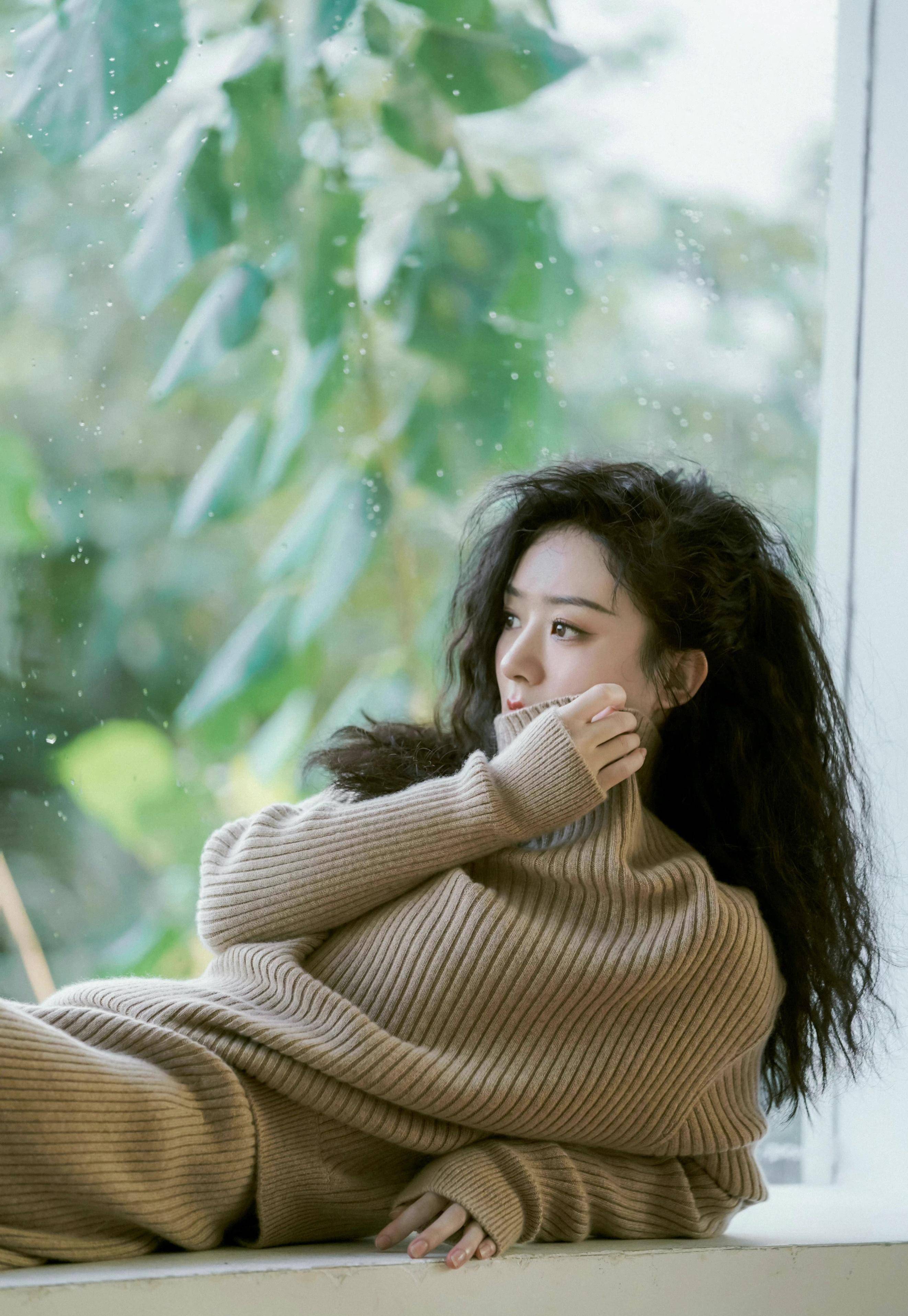 明星写真:赵丽颖针织衫深v吊带裙秋日美拍,气质优雅笑容甜美