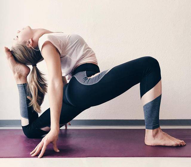 维密超模米兰达可儿生完孩子后身材依然美如少女,瑜伽占一半功劳_体式