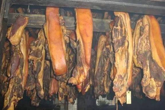 烟熏腊肉，农村人难以忘怀的小时候的味道！(图2)