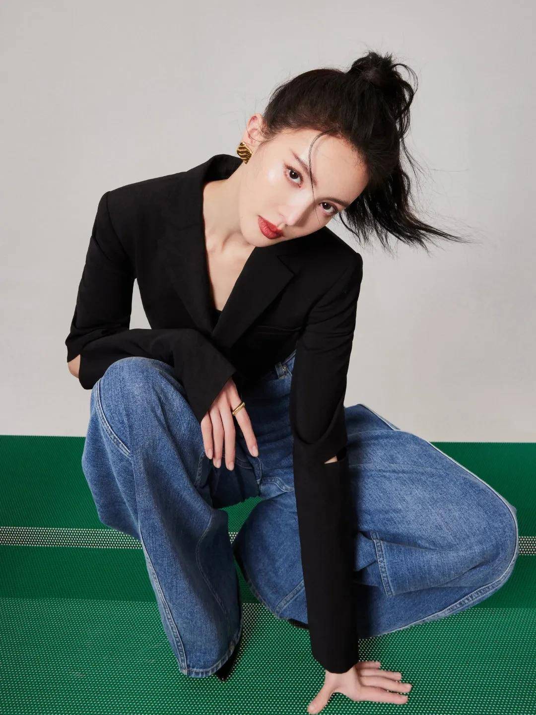 女明星美图合集,周扬青身着婚纱宛如芭比娃娃,景甜好美_李一桐_牛仔裤