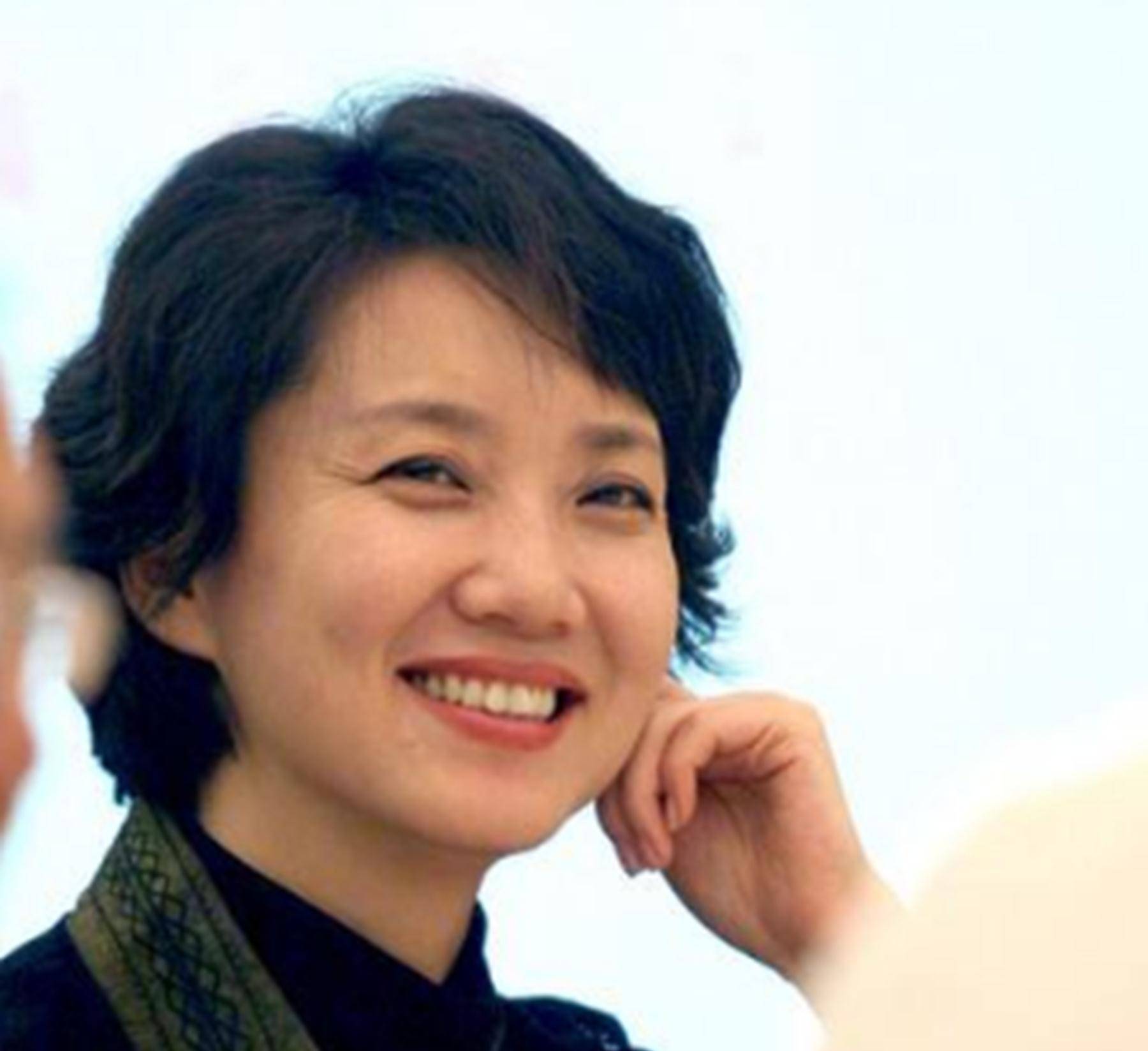 李修平选择辞去在电视的主持人工作,安心在家支持丈夫的工作,几十年来