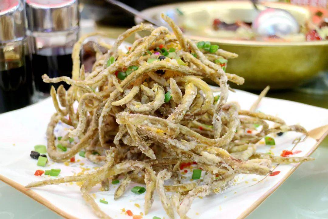 椒盐鳗鱼苗,由一整条鳗鱼苗油炸而成,酥香味鲜,就是吃到停不下来的