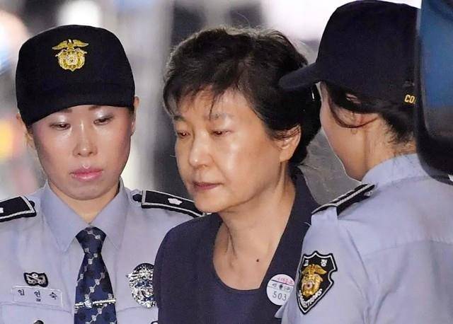 而此前,韩国坐牢时间最长的总统是卢泰愚,但他的服刑时间也不过只有