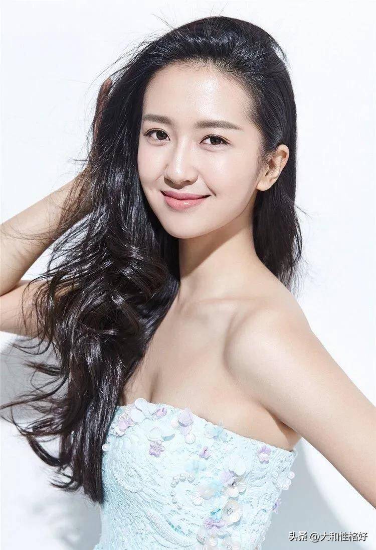 许龄月-纯洁美丽女孩,苗条肤白脂凝,明眸皓目靓彩亭亭玉立!