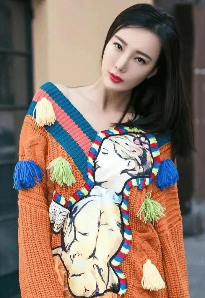 王李丹妮在剧中饰演女主角,表现也是相当的让人脸红