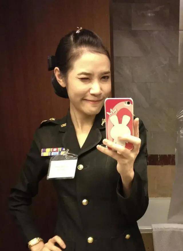 诗妮娜贵妃早期护士照,清纯可人,难怪泰王玛哈会动心!_照片_衣服_穿着