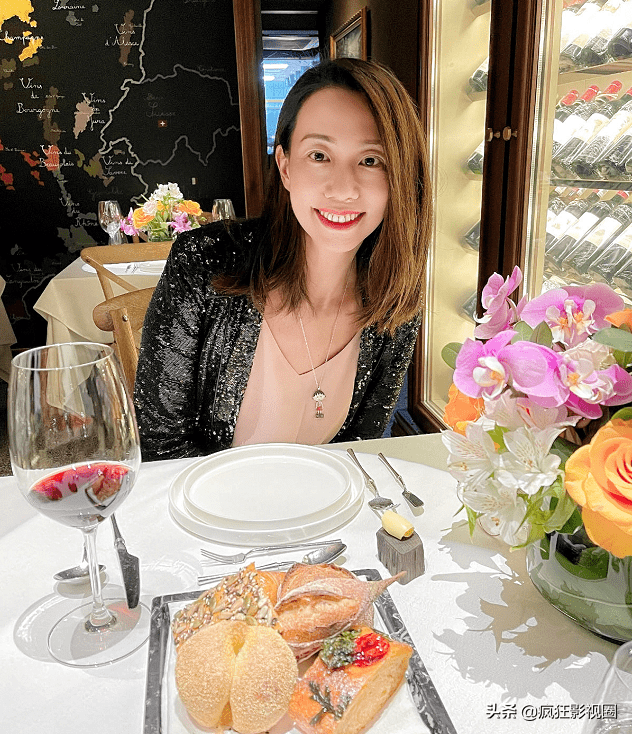 婚前孔慈还参与拍摄了热播剧《小两口》剧中饰演白羽洁婚后吴辰君逐渐