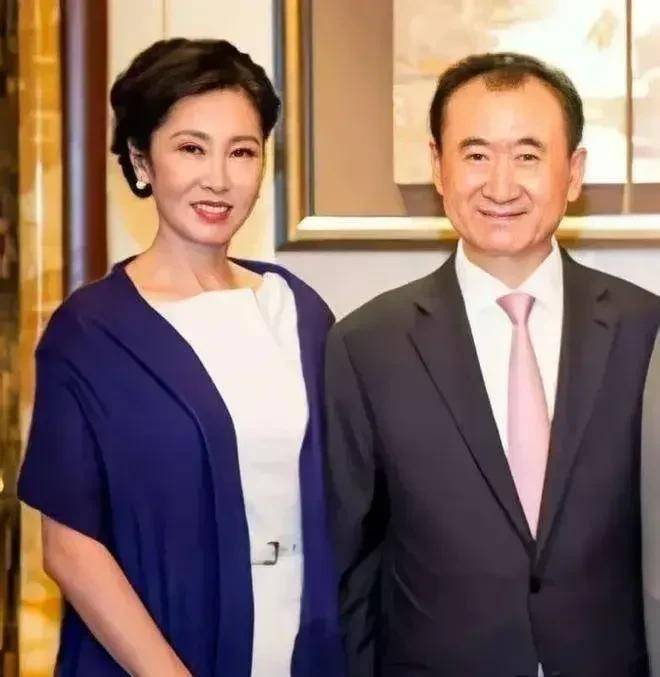 王健林近照曝光:皮包骨头身体瘦弱,走路都有点不稳_网友_林宁_年龄