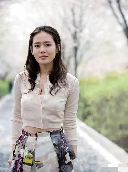 韩国女神孙艺珍为你示范早春针织衫穿搭,优雅时尚不失高级感_白色_穿