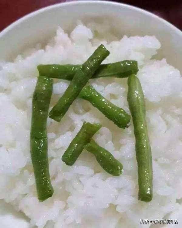 搜索关注天天一笑笑网看更多冷笑话,小强在集会时发表演说,下面的人洗