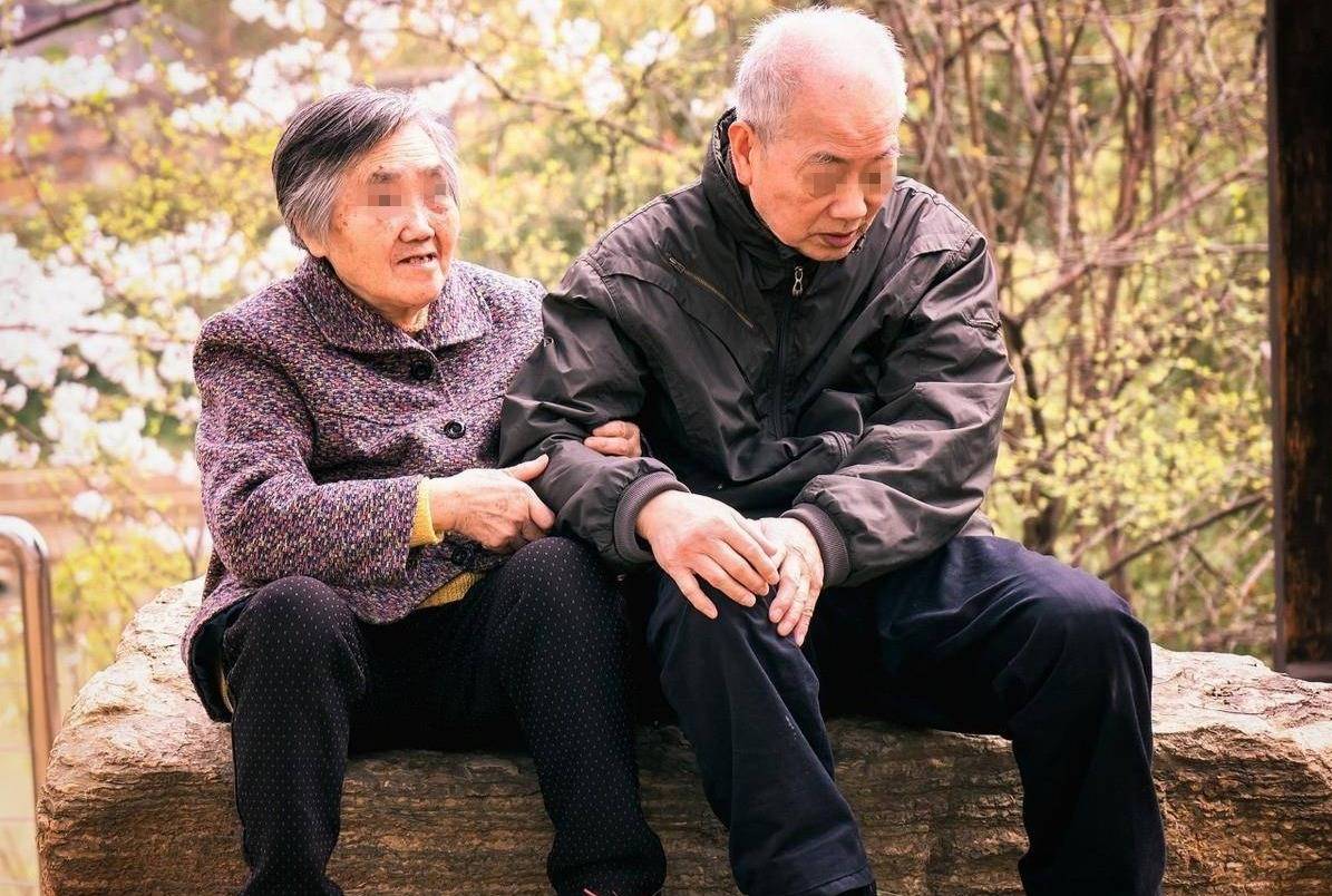 留学德国17年杳无音信,网传消息回来,老两口说:她过得好就行_曹茜