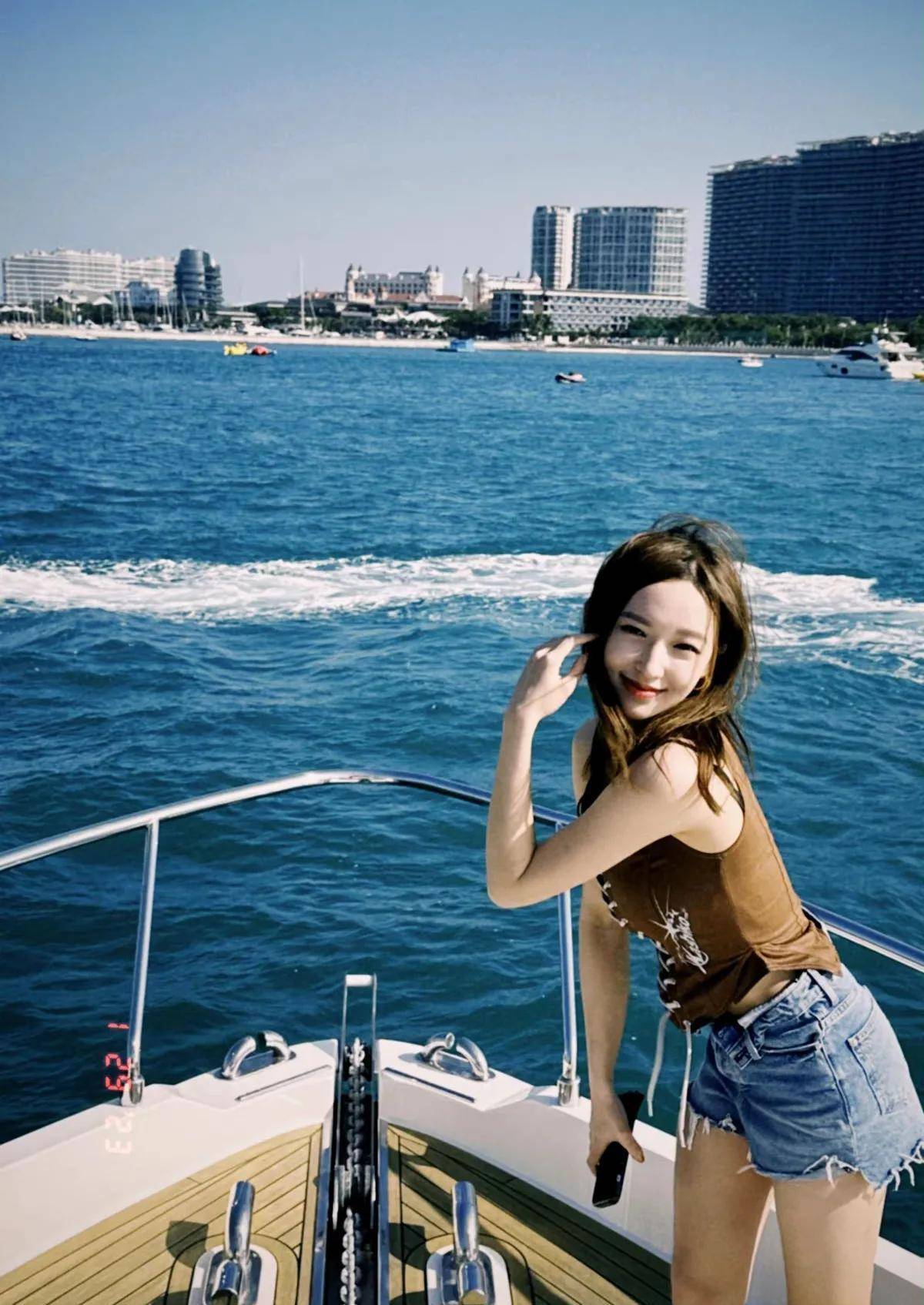 程潇海边度假泳装照好美,身材傲人像芭比娃娃,自信晒照真大方_小喵