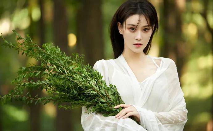 时尚张馨予_长相_五官_轮廓