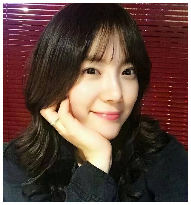 《放羊的星星》刘荷娜,晒近照差点认不出,整成这样太没辨识度_网友_年