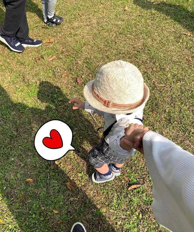 一岁小嘉耀长发飘逸,正太范萌爆了_李静蕾_照片_女儿