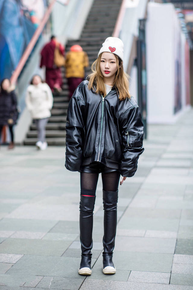 街拍:冬季街头美女精心打扮时髦出街,最后一位犹如花仙子下凡_黑色