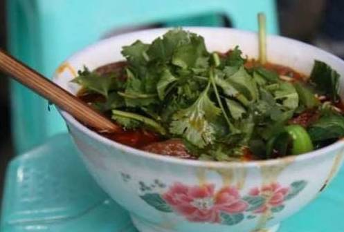 在街边吃面，一碗面却要“三根筷子”，端上桌才明白其中的原因！(图2)