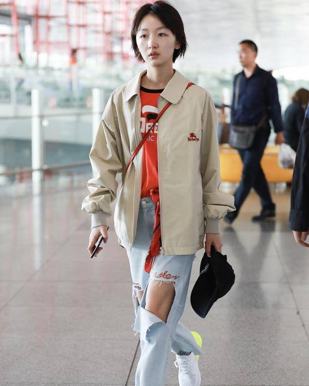 "皮皮虾"的破洞牛仔裤搭配米黄外套,周冬雨大秀少女风采!