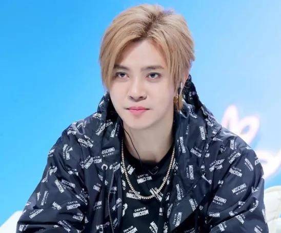 罗志祥再起风波,美女化妆师弯腰为他化妆,网友:衣服认真的吗?