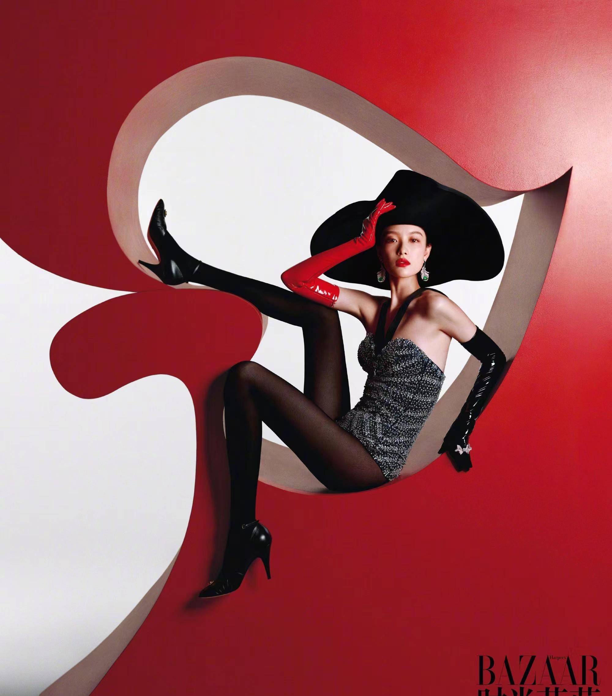 宋妍霏红秀封面,穿水晶抹胸凹凸有致,黑纱透视半裙大秀美腿_装饰_拖鞋