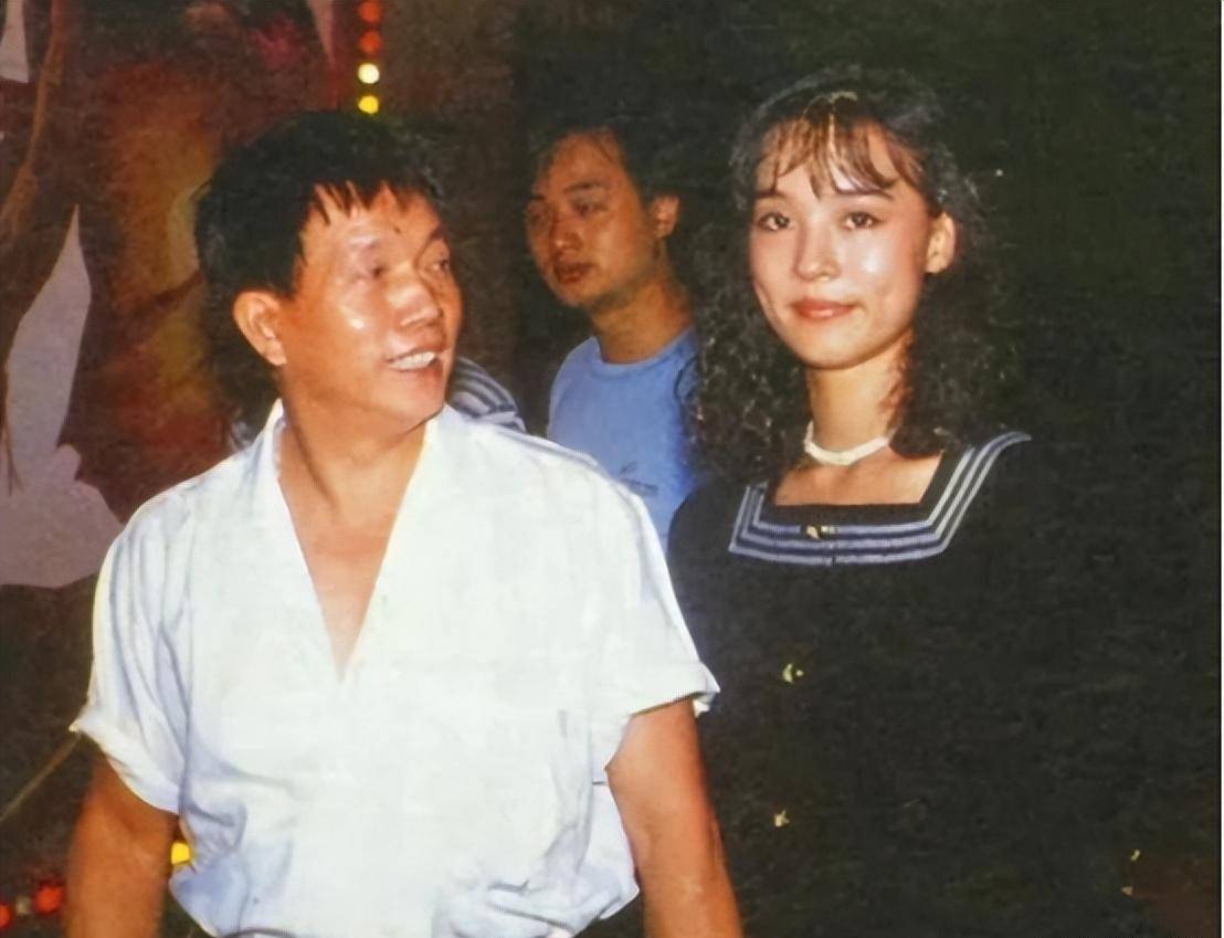 开始学习法律,毕业之后进入香港的一家律师事务所,认识了上司林竞业